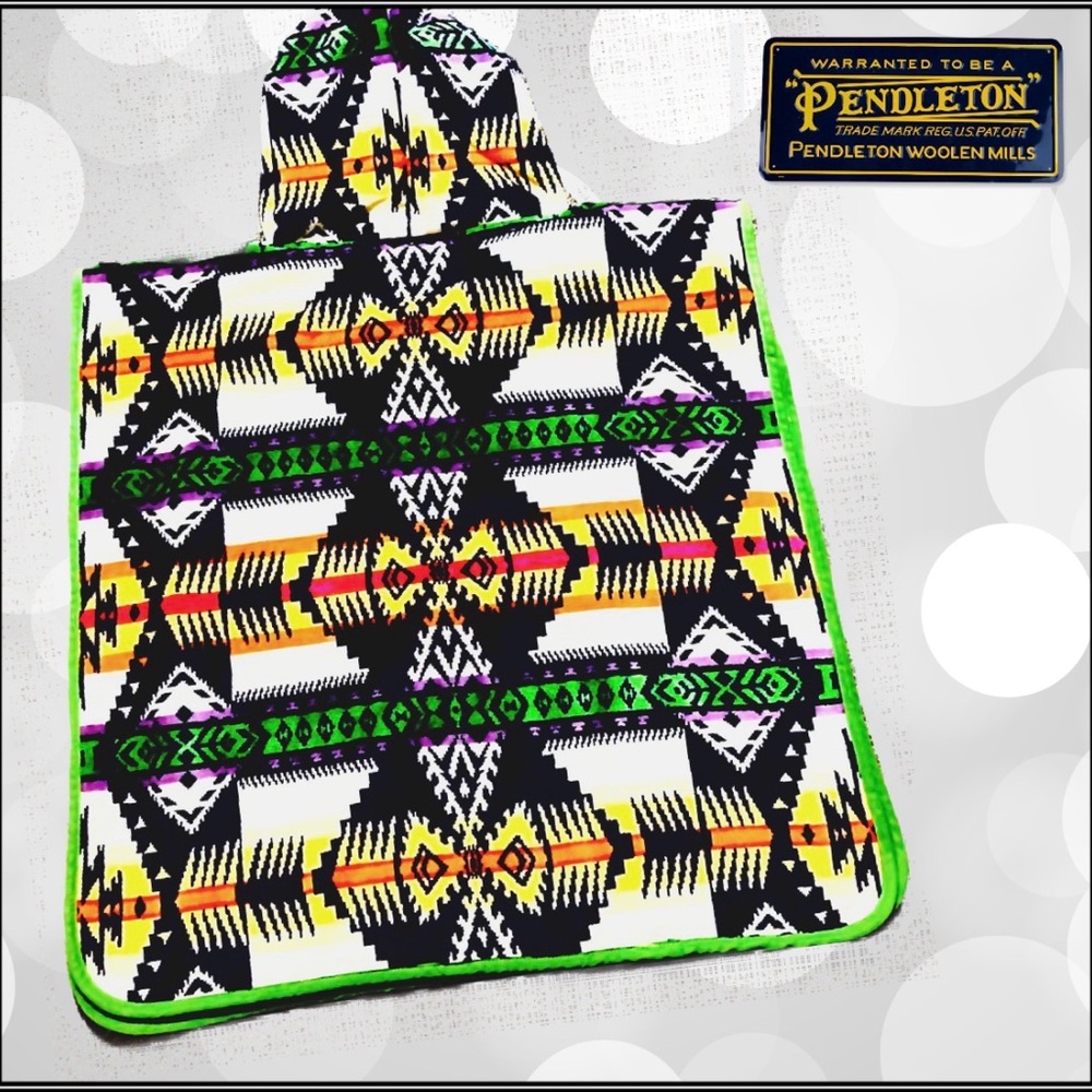 Pendleton Eagle Rock Hooded Towel with Bold Multicolor Design - Picture 3 of 7